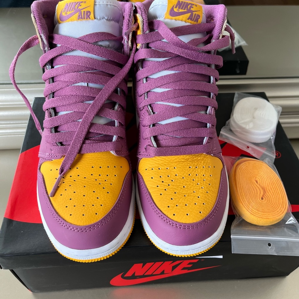 Jordan 1 high og brotherhood  with box size 5.5 grade school